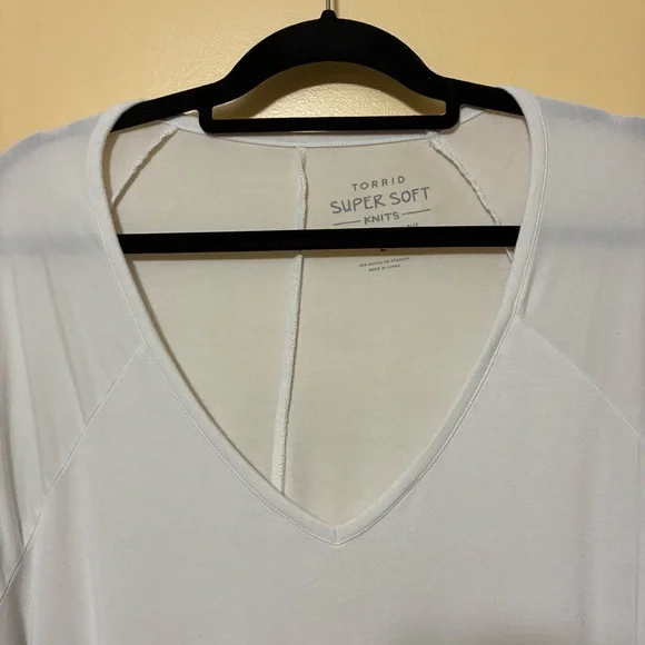 Torrid Super Soft Knits Varisty Tee Women’s 2 White Round Hem V-Neck T-Shirt - Picture 5 of 9